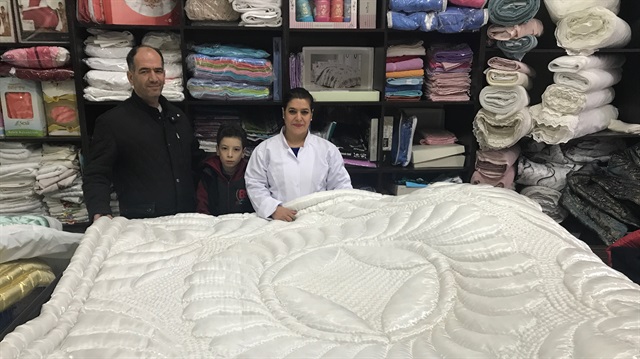 Bin metrekarelik atölyesinde 10 kişiye istihdam sağlayan 3 çocuk annesi Fakıoğlu, hem sipariş üzerine hem de DMO'ya yün, pamuk ve elyaf yorganlar üretiyor.