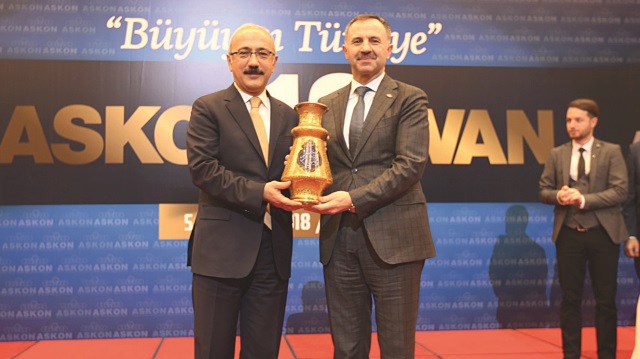 ASKON Genel Başkanı Hasan Ali Cesur, programa katılan Kalkınma Bakan Lütfi Elvan'a vazo hediye etti.