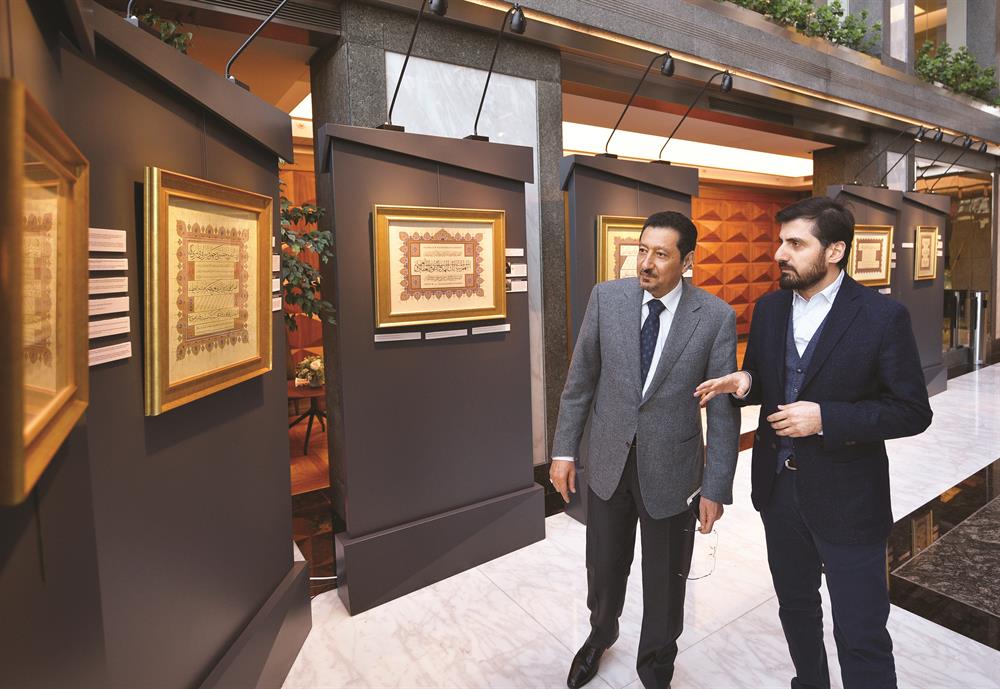 Hureyci Albayrak Plaza sergi salonundaki hat eserlerini inceledi ve eserler ile hattatlar hakkında Mesut Albayrak’tan bilgi aldı.
