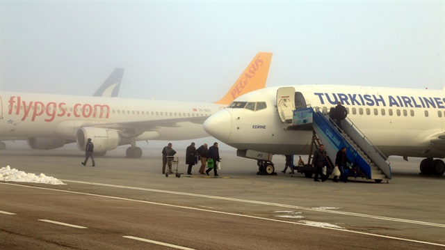 Yoğun sis yüzünden Erzurum Havalimanından yapılması planlanan bazı seferler iptal edildi.