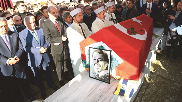 Yeşilçam’ın vefat eden efsane ismi Münir Özkul, Teşvikiye Camii’ndeki cenaze töreninin ardından toprağa verildi.