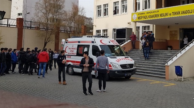 Yaralanan öğrenci okula gelen ambulansla hastaneye kaldırıldı. 