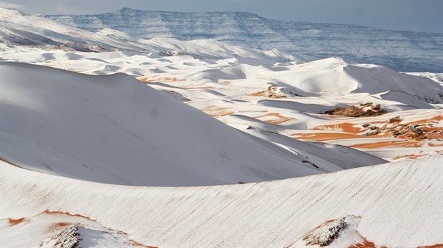 Dünyanın en büyük sıcak gölü olarak bilinen Sahra Çölü'nde, uzun yıllar sonra 2 yıl üstüste kar yağışı yaşandı.

 