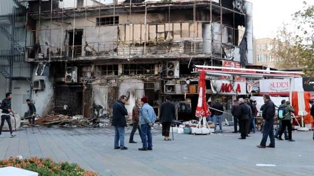 ​Antalya’da 3 katlı bir iş hanında çıkan yangında çok sayıda işyeri kullanılamaz hale geldi.​