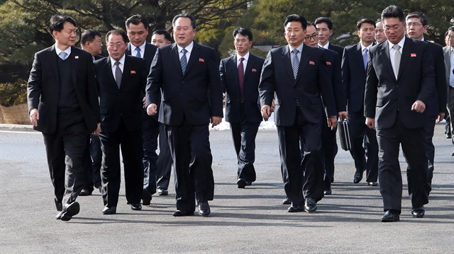 Kuzey Kore’den yola çıkan heyet ise sınırın ötesinden Panmumjeom’un güney tarafında yer alan toplantının yapılacağı Barış Evi’ne sadece 250 metre yürüyerek ulaştı. ​​​​
