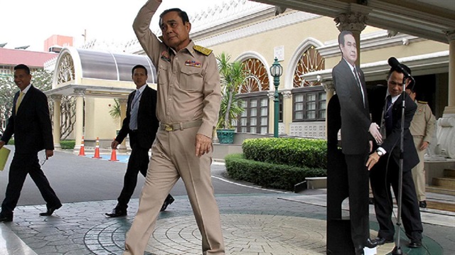 Tayland Başbakanı Prayut Çan-oça, sorulardan kaçmak için ilginç bir yönteme başvurdu.