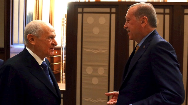 Erdoğan ve Bahçeli, bugün saat 16.00'da Cumhurbaşkanlığı Külliyesi'nde görüşmeye başladı.