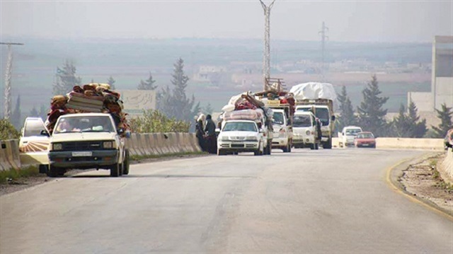 قصف طائرات الأسد لإدلب يسبب موجة نزوح جديدة إلى تركيا