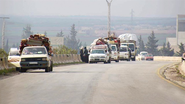 Rusya ve rejimin bombardımanından kaçan yaklaşık 300 bin kişi muhaliflerin kontrolündeki İdlib’e yöneldi.