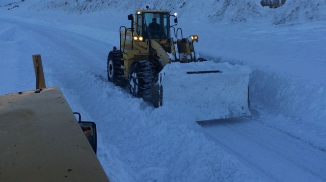 Ardahan’da zor şartlarda karla mücadele çalışmaları.