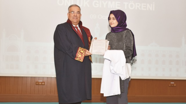 GATA’nın tarihinde ilk kez düzenlenen önlük giyme töreninde başörtülü doktor adayları da önlük giydi. 