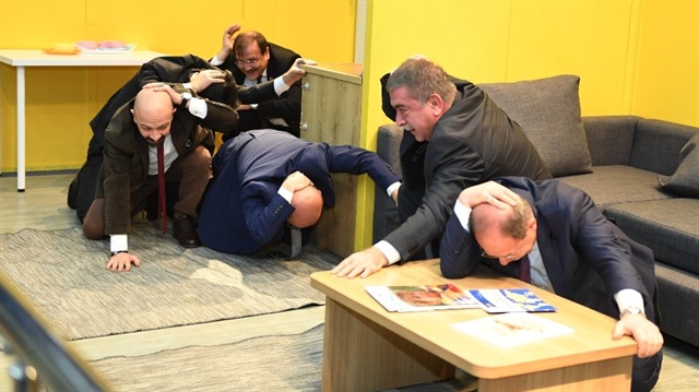 Başbakan yardımcıları Recep Akdağ ve Hakan Çavuşoğlu deprem tabikatına katıldı. 