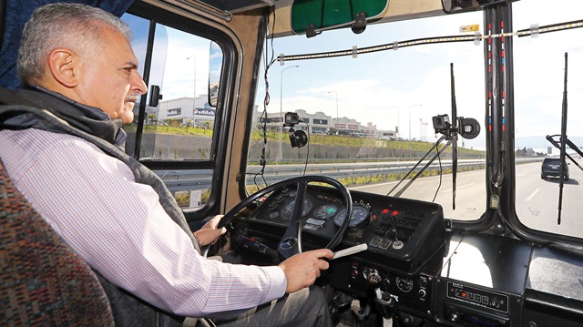 Başbakan Binali Yıldırım, TRT’de yayınlanan Gönül Dağı programına konuk olarak 302 model otobüs sürdü.