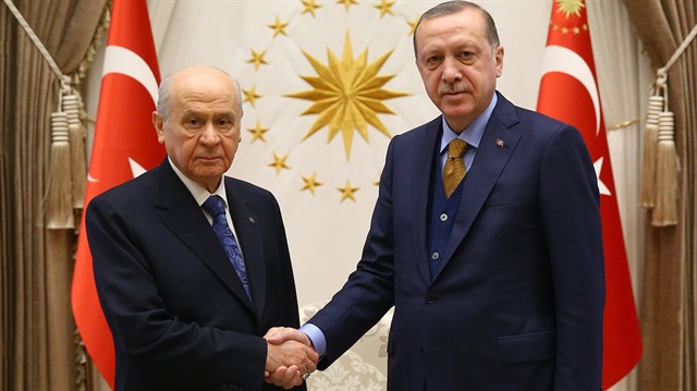 Beştepe’deki görüşmede Erdoğan gösterdiği “yer li ve milli” duruştan dolayı Bahçeli’ye teşekkür etti. Bahçeli de MHP’nin desteğinin 2019 ile sınırlı kalmayacağını belirterek işbirliğini 5 yıl boyunca gönül huzuruyla sürdüreceklerini söyledi.