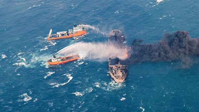 ​Japon kara sularına giren 136 bin ton petrol yüklü tankerden alevler yükselmeye devam ediyor. 