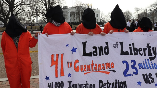 ABD'de terör şüphelilerinin tutulduğu Guantanamo Körfezi'ndeki gözaltı merkezindeki tutuklular, Trump'ı protesto etti. 