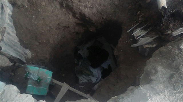 Evin bahçesinde 4 metre derinliğinde 3 metre çapında çukur tespit edildi. 