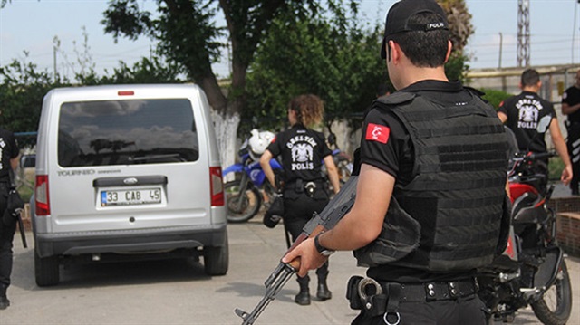 الأمن التركي يضبط 98 أجنبيا في ولايتين جنوبي وغربي البلاد