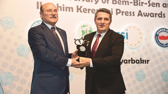 Hüseyin Likoğlu (sağda) ödülünü Bem-Bir-Sen Başkanı Mürsel Turbay’ın elinden aldı.