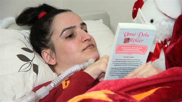 ​فتاة تركية تؤلف كتابًا رغم أنها تعيش على جهاز تنفس