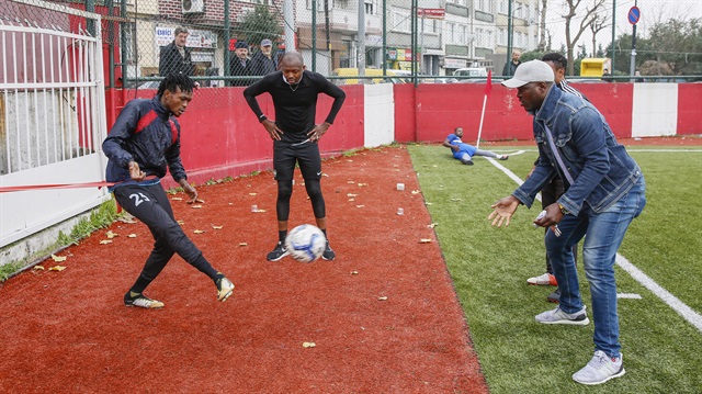 Afrika’nın çeşitli ülkelerinden gelen oyuncular, futbolun Unkapanı haline gelen Feriköy Stadı’nda form tutmaya devam ediyor.