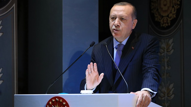 Cumhurbaşkanı Recep Tayyip Erdoğan, kamuda tüm meslek grupları için hakkaniyetli bir ücret dengesinin en geç 2019'da kurulacağını açıkladı.