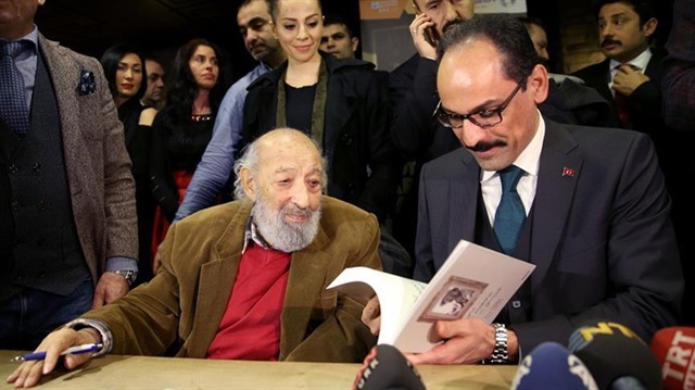 Ara Güler, fotoğraflarının yer aldığı kitabı İbrahim Kalın için imzaladı.