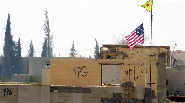 Suriye'nin Tel Abyad kentindeki PYD karargahına 2016 yılında ABD bayrağı asılmıştı. (Fotoğraf: AA)
