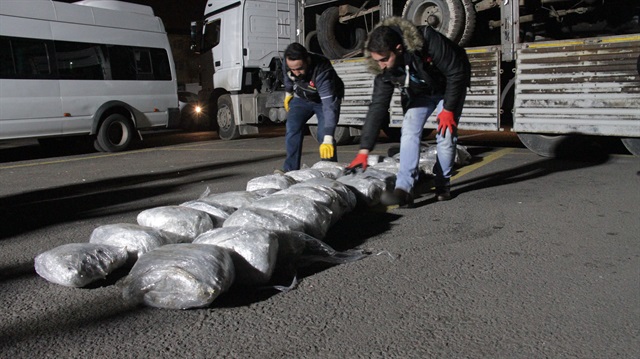 Diyarbakır'da polislerin ele geçirdiği uyuşturucu maddeler