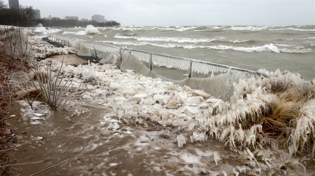 ABD'nin Indiana eyaletinde etkili olan sert rüzgarlar Michigan Gölü'nde dev dalgalara yol açtı.