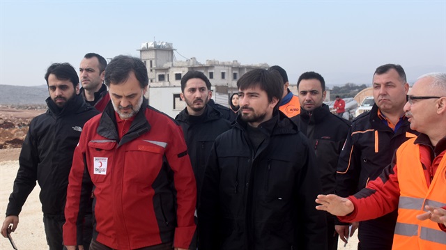 رئيسا "أفاد" والهلال الأحمر التركيين يزوران مخيما للاجئين في إدلب