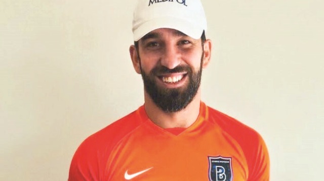 Arda Turan'ın iki buçuk sezon Başakşehir'e kiralandı