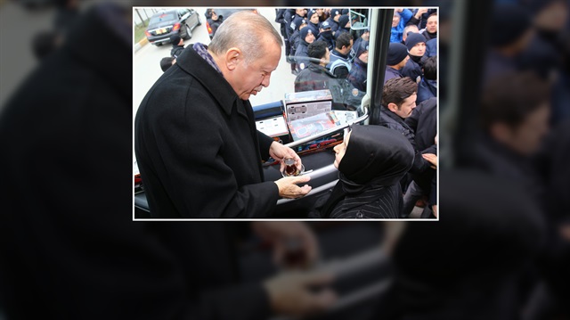 Cumhurbaşkanı ve AK Parti Genel Başkanı Recep Tayyip Erdoğan'a otobüste çay ikramı. 