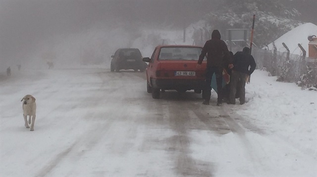 Kütahya'da gece başlayan kar yağışı ulaşımı zorlaştırıyor
