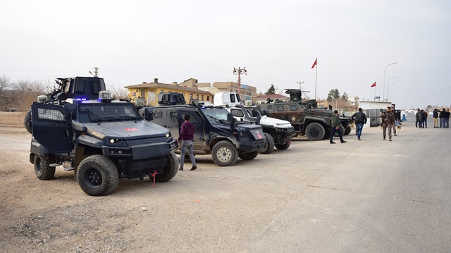 Suriye sınırında 'güven konvoyu' tur attı