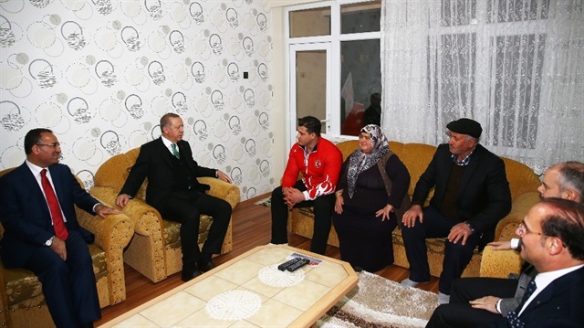 ​Cumhurbaşkanı Erdoğan, milli güreşçi Rıza Kayaalp’i evinde ziyaret etti.