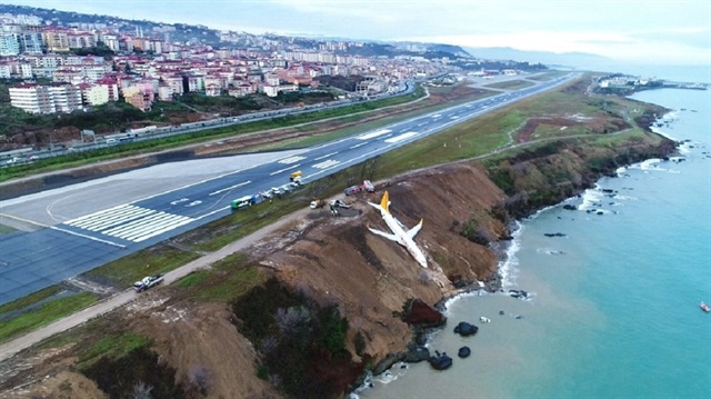 Trabzon Havalimanı'nda pistten çıkan yolcu uçağı denize metreler kala durdu.