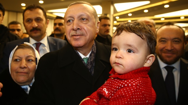Cumhurbaşkanı Erdoğan, ziyareti sırasında bir çocuğu kucağına aldı 
