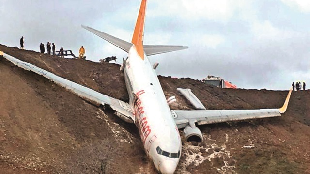 Trabzon Havalimanı’na indikten sonra pistten çıkan Pegasus Havayolları’na ait uçaktaki 162 yolcu ve 6 mürettebat ölümden döndü. Denize metreler kala duran uçak muhtemel bir faciaya ramak kala yamaçda asılı kaldı.