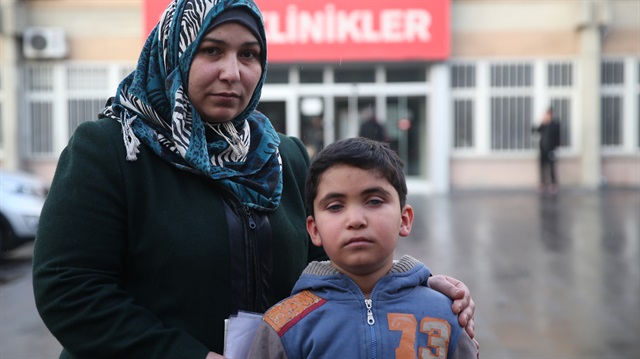 Savaştan kaçarken gözlerini kaybeden Hüseyin Elnakkar, Türkiye'de umut arıyor.