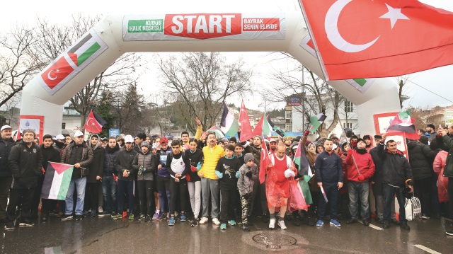  İstanbul Büyükşehir Belediyesi, Öncü Gençlik ve Spor Kulübü ile ÖNDER İmam Hatipliler Derneği desteğiyle düzenlenen koşu Çengelköy’deki Şehitler Çeşmesi önünden başlayıp 15 Temmuz Şehitler Makamı’nda sona erdi. 