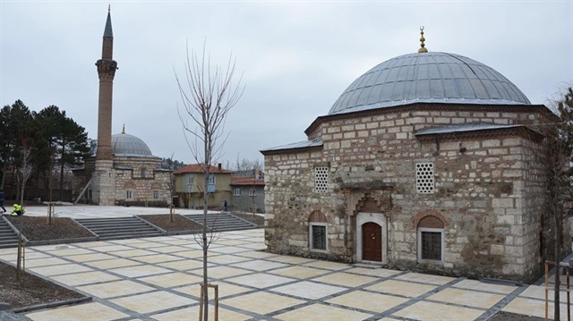 Sivrihisar’da bulunan ve 1274 yılında yapılan Hazinedar Camii’nin çevre düzenlemesi yapıldı.