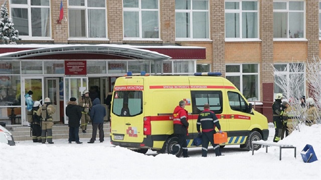 Rusya'da bir okula bıçaklı saldırı gerçekleştirildi. Çok sayıda öğrenci ve öğretmenin yaralandığı bildirildi.