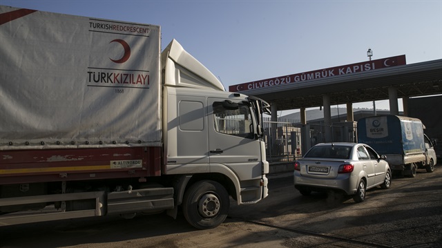 10 شاحنات مساعدات تركية إلى النازحين السوريين بإدلب