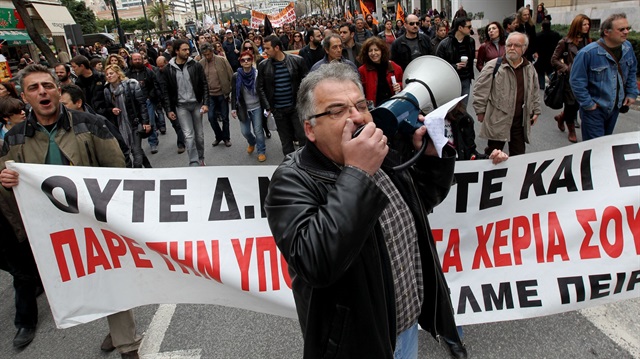 'Kemer sıkma' yasasını protesto etmek için sokaklara dökülen Yunanistan halkı greve gitti.