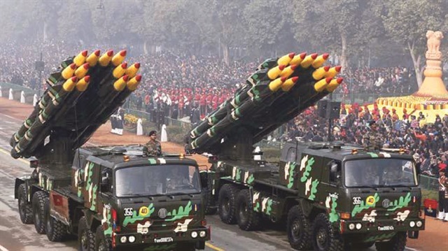 Pakistan ve Hindistan arasındaki gerginlik sürerken, Pakistan Savunma Bakanı Tanveer Hussain, nükleer füze teknolojilerinin Hindistan’ın her kentini hedef alabilecek yetkinlikte olduğunu söyledi. 
