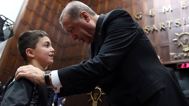 AK Parti Grup Toplantısında şiir okuyan çocuk. 