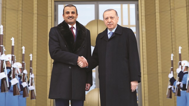 Erdoğan, Ankara'ya sürpriz bir ziyaret gerçekleştiren Katar Emiri Al Sani'yi Cumhurbaşkanlığı Külliyesi'nin kapısında karşıladı.
