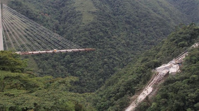 Kolombiya'nın Villavicencio kenti ile başkent Bogota'yı bağlayan karayolundaki köprü inşaatının çökme meydana geldi.
