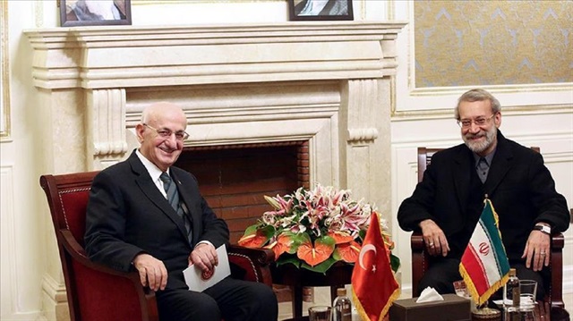 Turkish parliament speaker Ismail Kahraman (L) meets Iranian counterpart Ali Larijani (R)